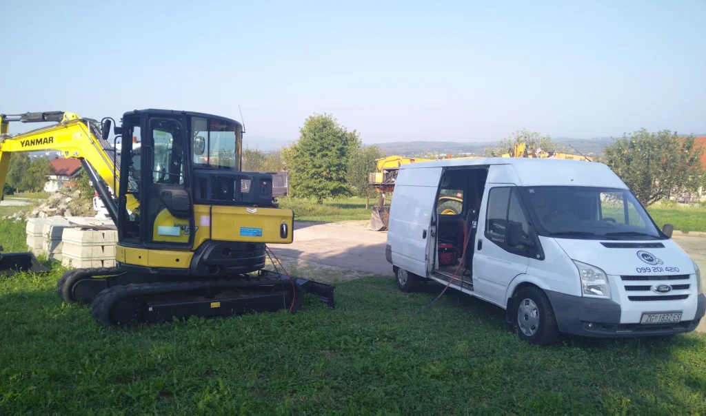 Punjenje i održavanje sustava hlađenja bagera na terenu